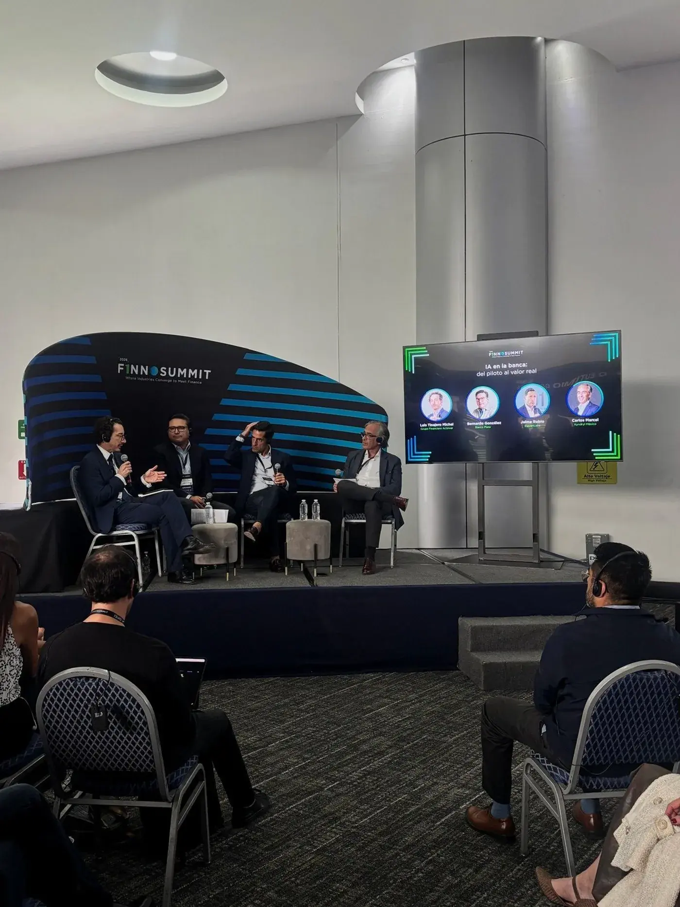 Panel titulado IA en la banca, del piloto al valor real, con cuatro participantes en el escenario del FINNOSUMMIT 2026